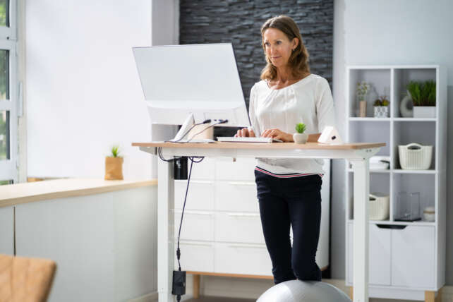 Vrouw staat aan zit sta bureau